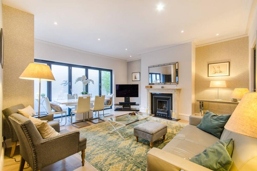 Redcliffe Square, Chelsea, London, SW10 3 bed flat to rent - £8,233 pcm (£1,900 pw)