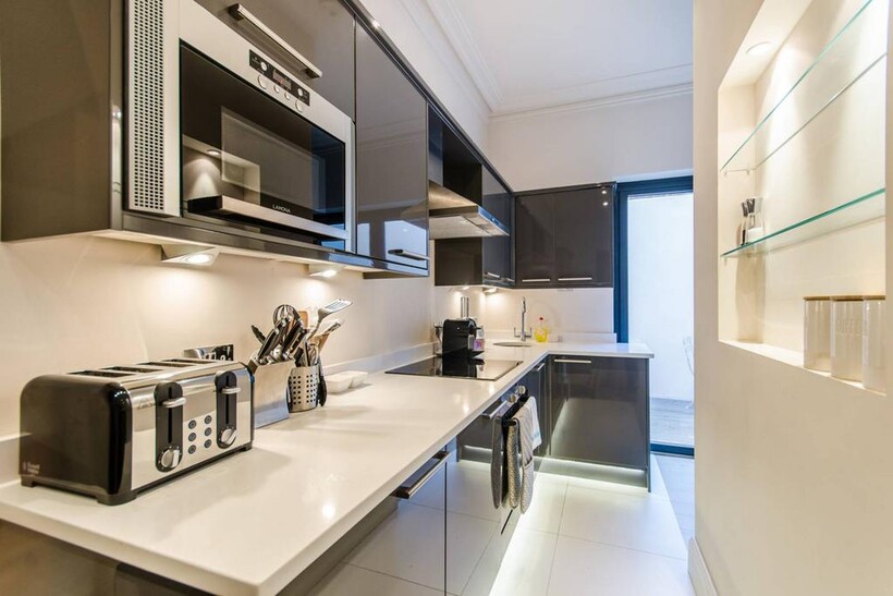 Redcliffe Square, Chelsea, London, SW10 3 bed flat to rent - £8,233 pcm (£1,900 pw)