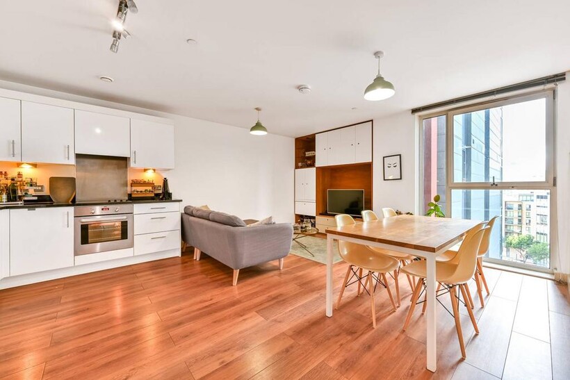 City Road, City, London, EC1V 2 bed flat to rent - £3,050 pcm (£704 pw)