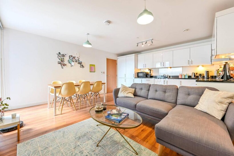 City Road, City, London, EC1V 2 bed flat to rent - £3,050 pcm (£704 pw)