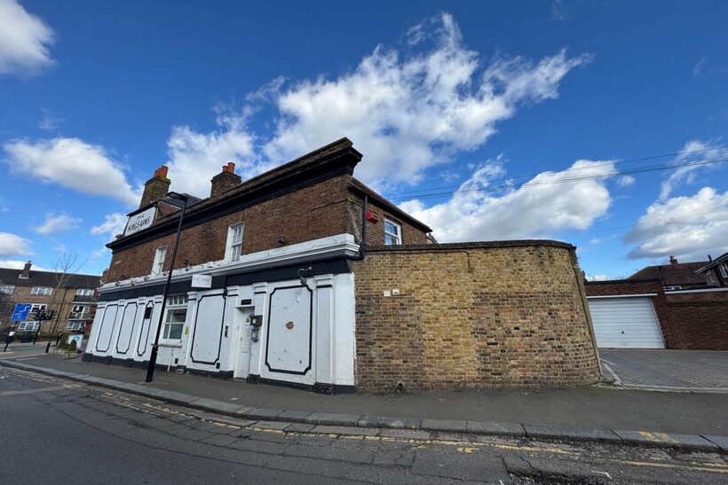 Warple Road, Isleworth Property to rent - £1,500 pcm (£346 pw)