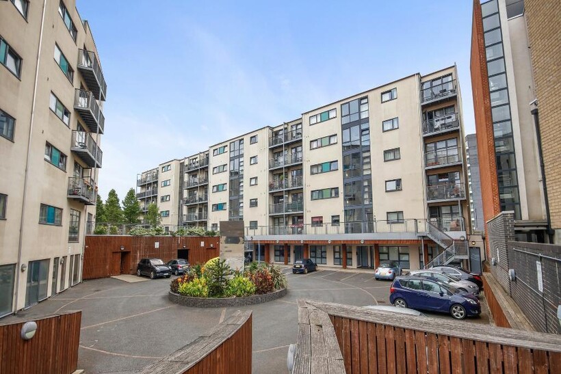Carmine Wharf E14 1 bed flat to rent - £1,850 pcm (£427 pw)
