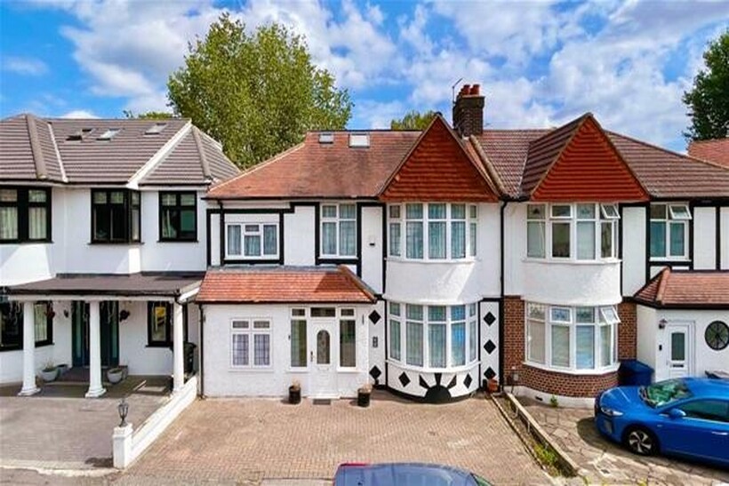 WOODFORD GREEN IG8 8 bed house to rent - £3,995 pcm (£922 pw)