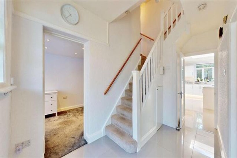 WOODFORD GREEN IG8 8 bed house to rent - £3,995 pcm (£922 pw)