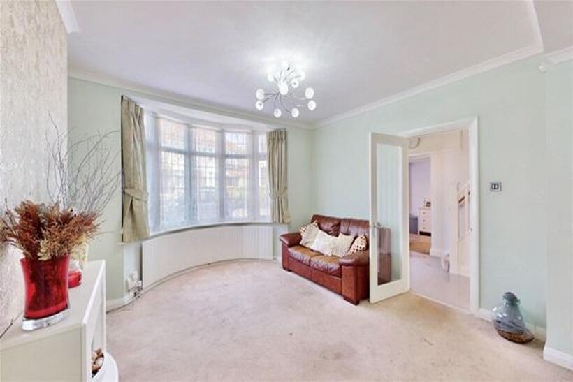 WOODFORD GREEN IG8 8 bed house to rent - £3,995 pcm (£922 pw)