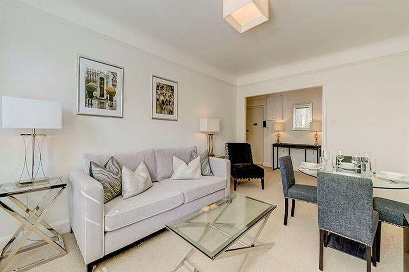 Fulham Road, London SW3 2 bed apartment to rent - £4,225 pcm (£975 pw)