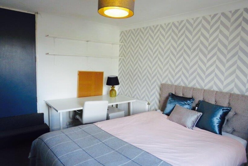 23 Furzehill Road 5 bed house share to rent - £2,817 pcm (£650 pw)