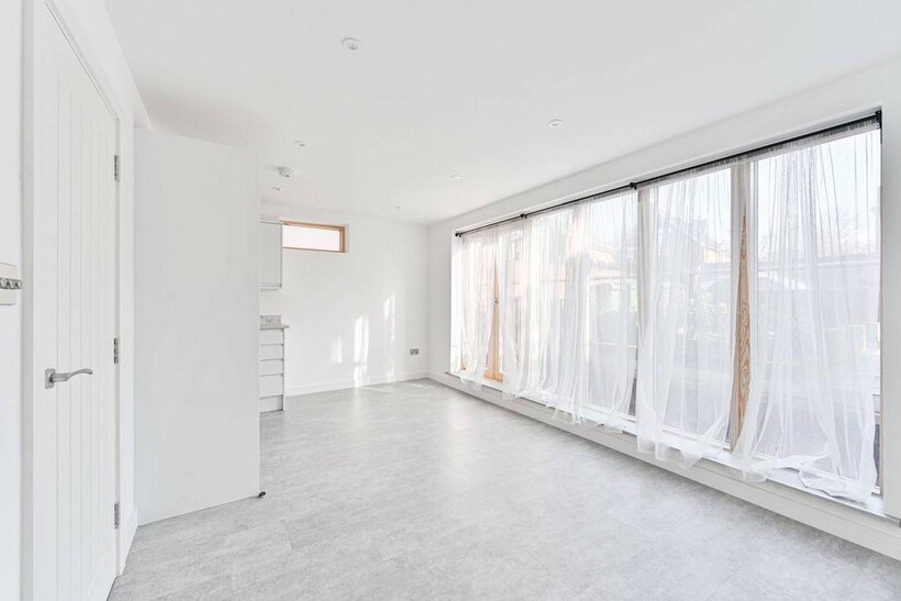 Conyers Road, Streatham, London, SW16 2 bed flat to rent - £2,195 pcm (£507 pw)