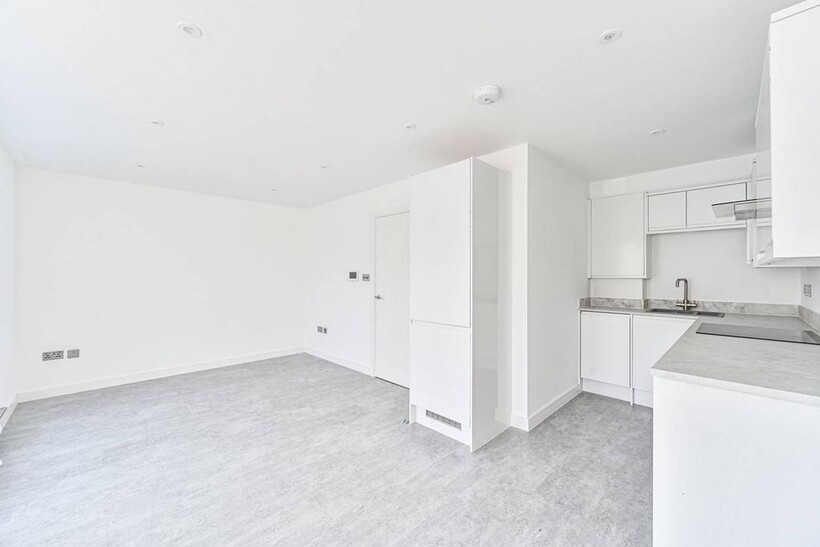 Conyers Road, Streatham, London, SW16 2 bed flat to rent - £2,195 pcm (£507 pw)