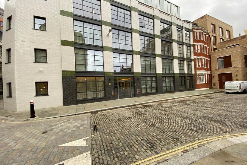 Bartholomew Close, London EC1A 1 bed flat to rent - £2,650 pcm (£612 pw)