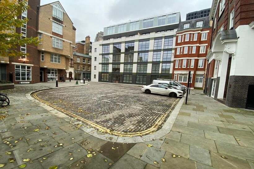 Bartholomew Close, London EC1A 1 bed flat to rent - £2,650 pcm (£612 pw)