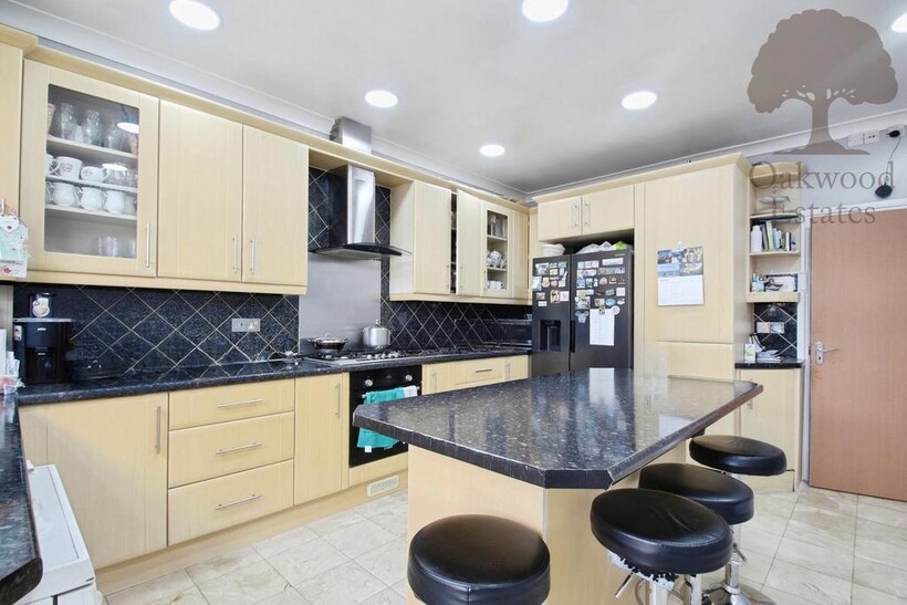Cherry Orchard, West Drayton UB7 5 bed semi-detached house to rent - £4,100 pcm (£946 pw)