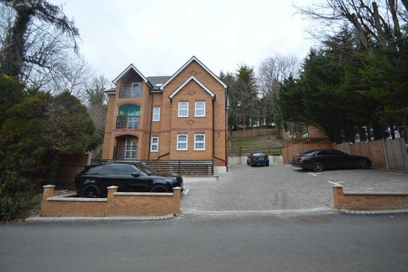 KENLEY 2 bed apartment to rent - £1,590 pcm (£367 pw)