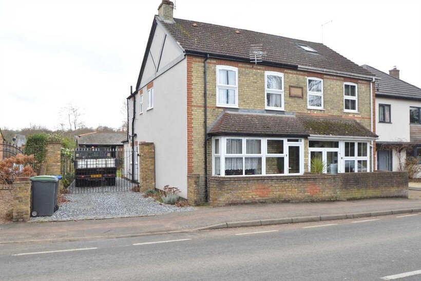 ADDLESTONE 3 bed house share to rent - £595 pcm (£137 pw)