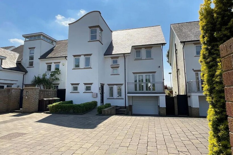 Grosvenor Gardens, Southport PR8 3 bed detached house to rent - £99,667 pcm (£23,000 pw)