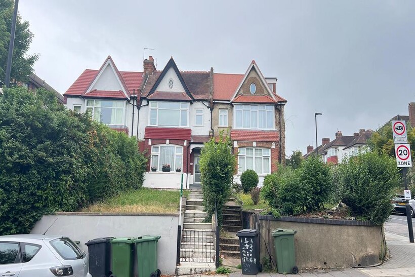 Leigham Court Road, London SW16 3 bed maisonette to rent - £3,200 pcm (£738 pw)