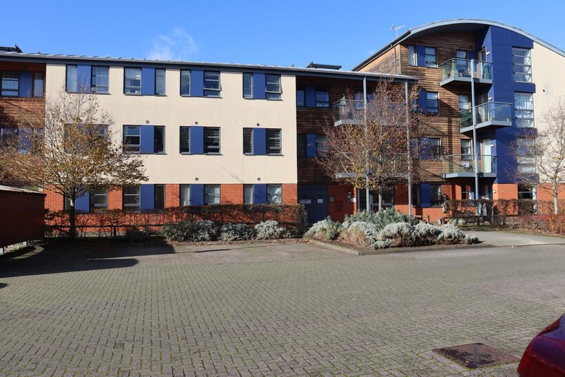 Pretoria Road, Chertsey KT16 1 bed apartment to rent - £1,200 pcm (£277 pw)