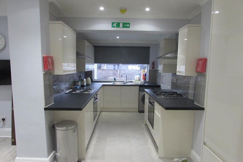 Ashurst Drive,  Ilford, IG6 6 bed end of terrace house to rent - £6,150 pcm (£1,419 pw)