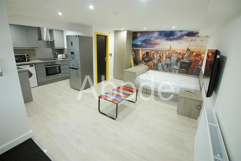 Beechwood Crescent, Burley, Leeds 1 bed flat to rent - £790 pcm (£182 pw)