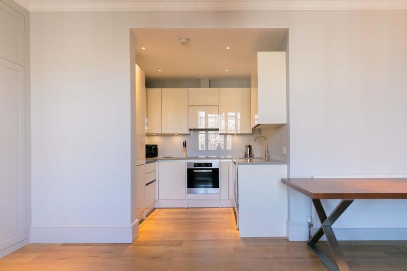 PENTLAND HOUSE, EARLS COURT, SW5 2 bed apartment to rent - £3,142 pcm (£725 pw)