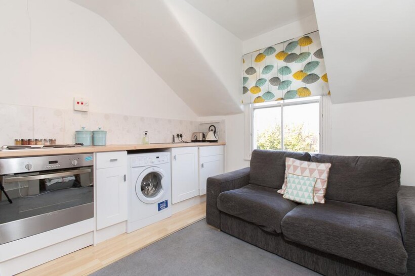 Broomwood Road 1 bed flat to rent - £1,725 pcm (£398 pw)