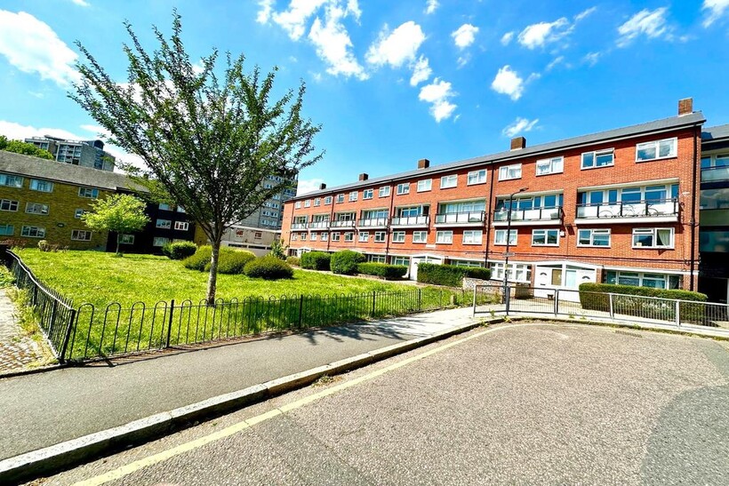 Olney Road, London SE17 4 bed flat to rent - £3,400 pcm (£785 pw)