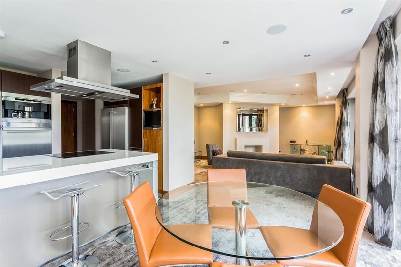 The Garden House, Sunningdale 2 bed apartment to rent - £4,500 pcm (£1,038 pw)