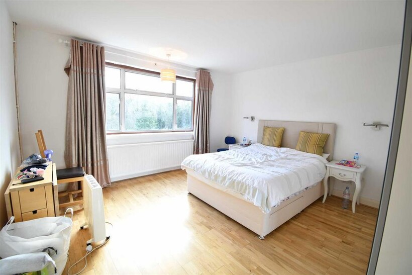 Longland Drive, Totteridge 4 bed detached house to rent - £3,200 pcm (£738 pw)