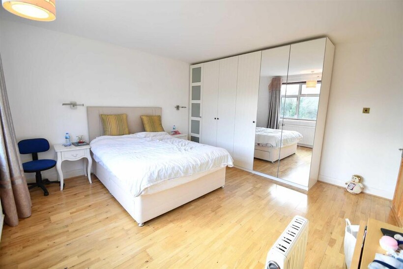 Longland Drive, Totteridge 4 bed detached house to rent - £3,200 pcm (£738 pw)