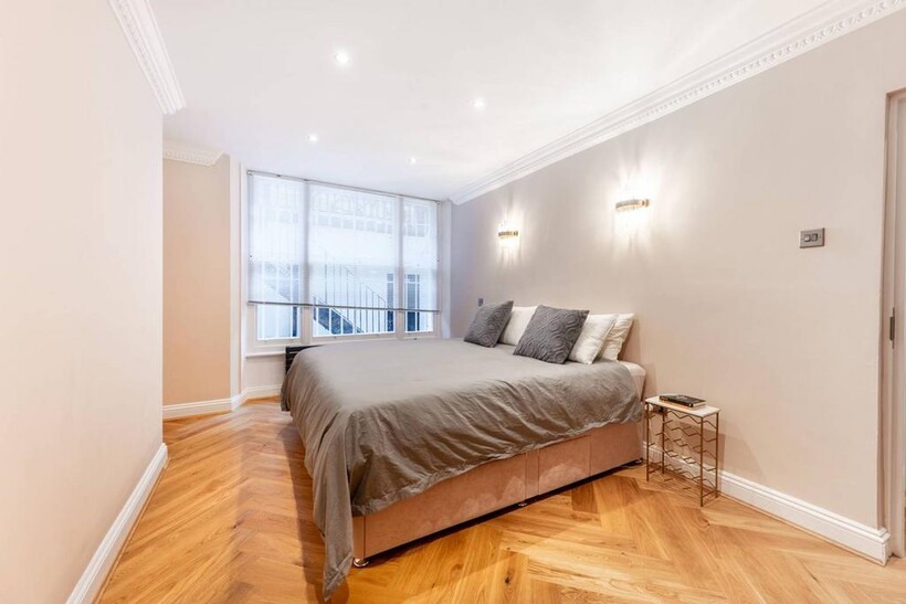 Clanricarde Gardens, Notting Hill... 2 bed flat to rent - £6,067 pcm (£1,400 pw)