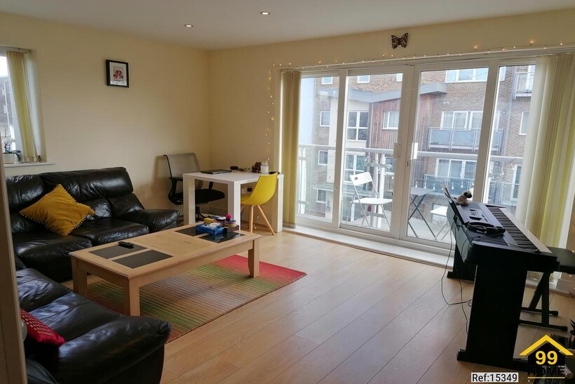Sundeala Close, Sunbury-on-Thames... 2 bed flat to rent - £1,795 pcm (£414 pw)