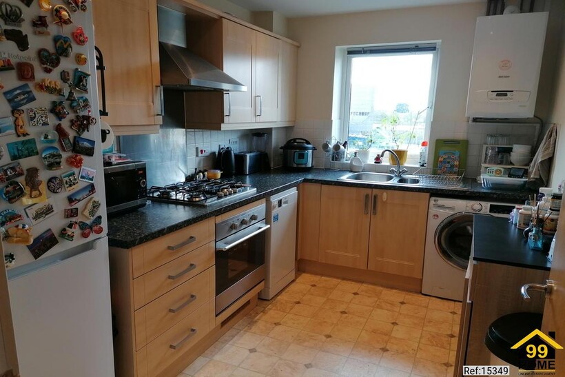 Sundeala Close, Sunbury-on-Thames... 2 bed flat to rent - £1,795 pcm (£414 pw)