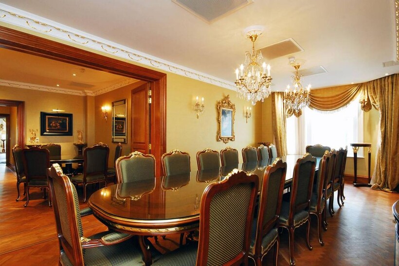 Kensington Road, Kensington, London, W8 5 bed flat to rent - £13,650 pcm (£3,150 pw)