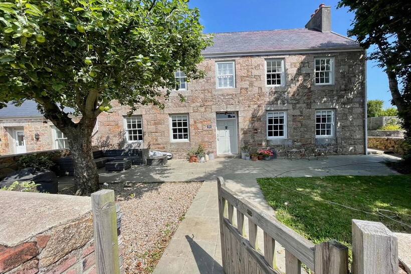 La Rue De La Pointe, St Peter JE3 3 bed semi-detached house to rent - £3,495 pcm (£807 pw)
