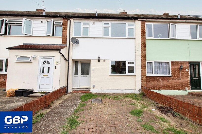 Birch Close, Romford, RM7 3 bed terraced house to rent - £1,750 pcm (£404 pw)
