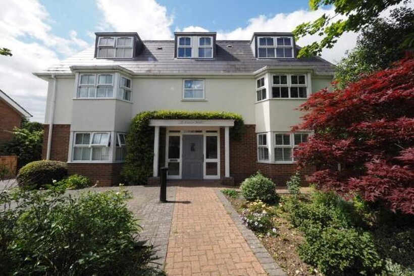 Chertsey, Surrey, KT16 2 bed flat to rent - £1,475 pcm (£340 pw)