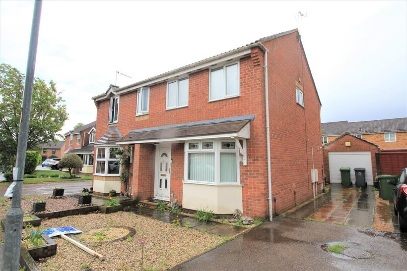 Maple Drive, Taverham NR8 3 bed semi-detached house to rent - £1,075 pcm (£248 pw)