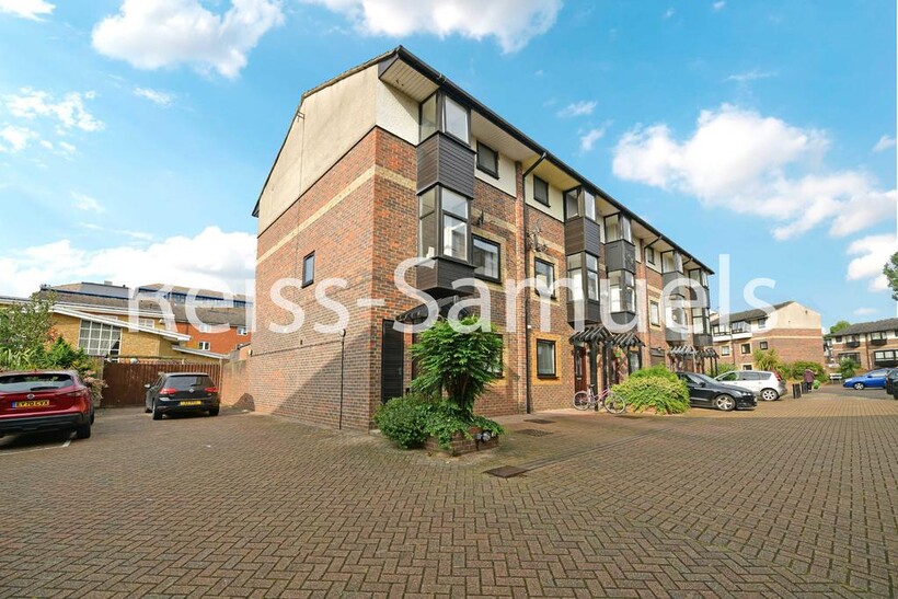 Ironmongers Place, London E14 5 bed semi-detached house to rent - £5,092 pcm (£1,175 pw)