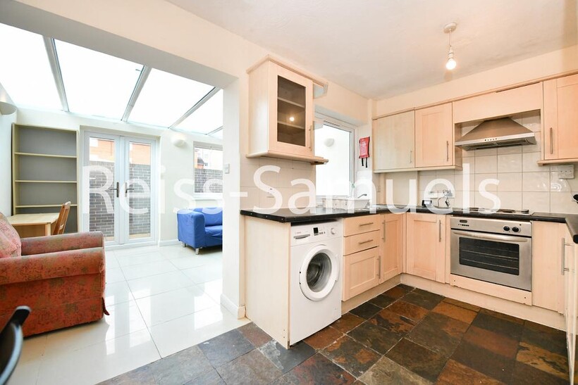 Ironmongers Place, London E14 5 bed semi-detached house to rent - £5,092 pcm (£1,175 pw)