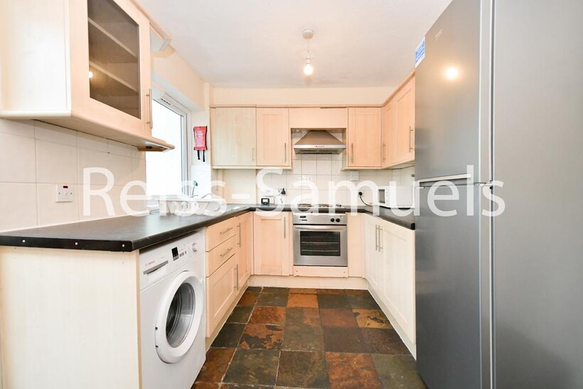 Ironmongers Place, London E14 5 bed semi-detached house to rent - £5,092 pcm (£1,175 pw)