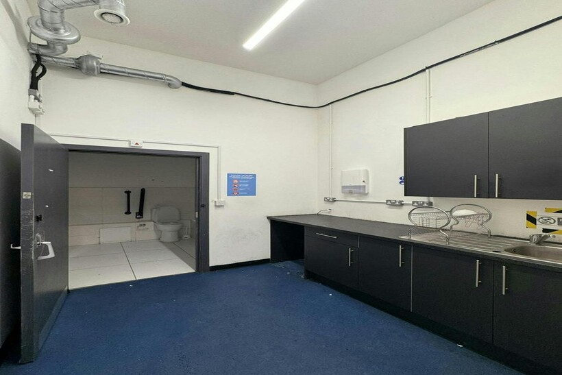 140 Finchley between 2 units.jpg