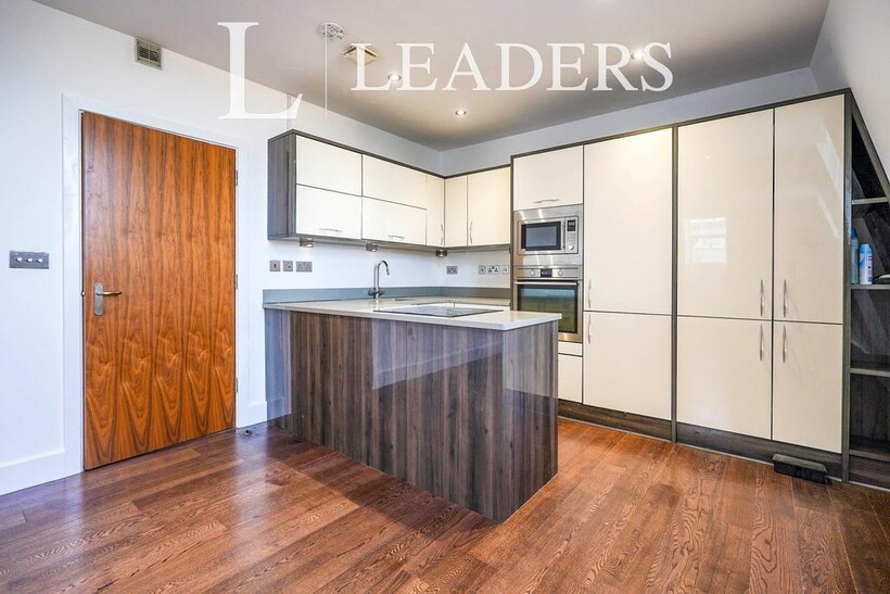 Hamley Lodge, Peckham High Street, SE15 3 bed apartment to rent - £3,050 pcm (£704 pw)