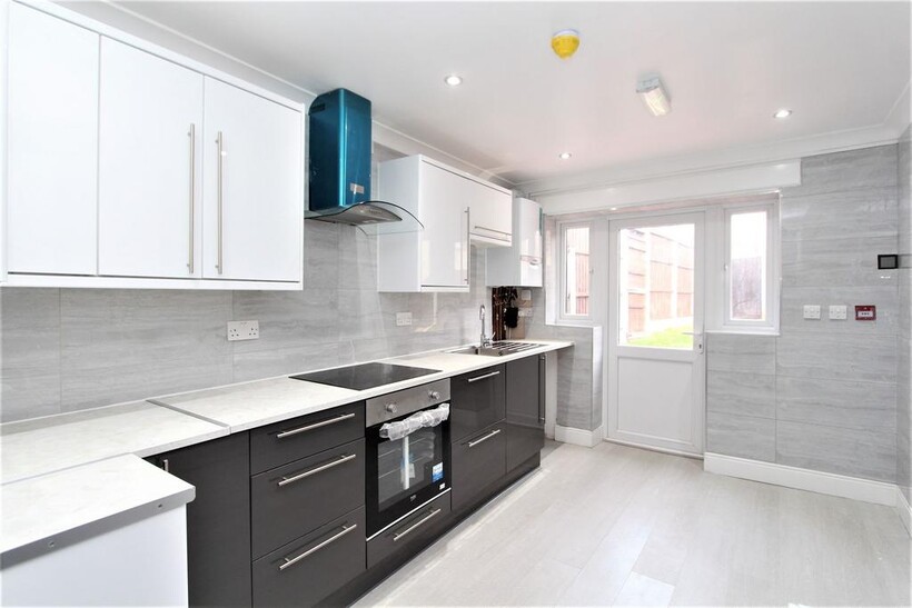 Highfield Close, London, NW9 5 bed semi-detached house to rent - £3,400 pcm (£785 pw)