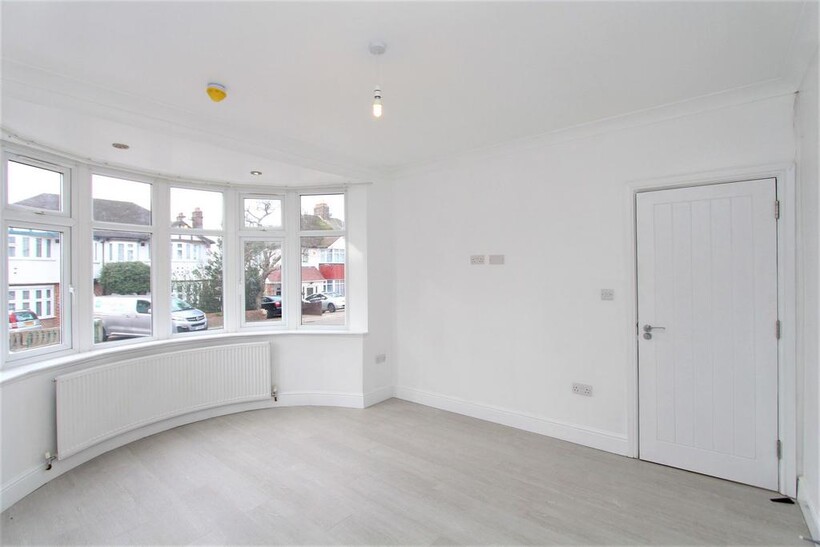 Highfield Close, London, NW9 5 bed semi-detached house to rent - £3,400 pcm (£785 pw)