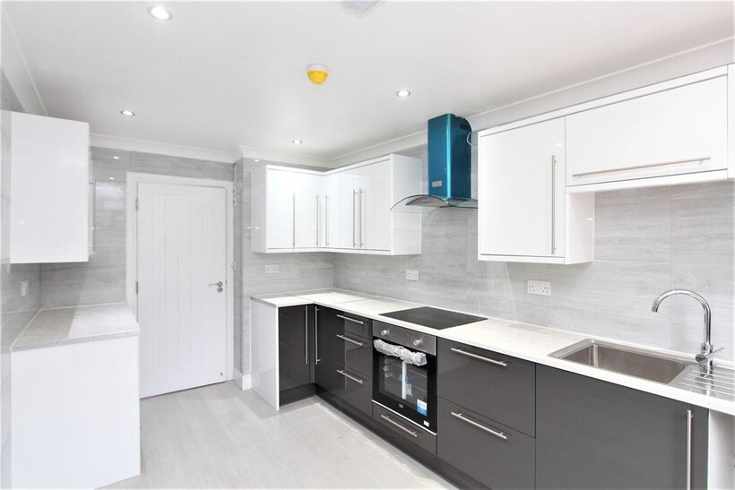 Highfield Close, London, NW9 5 bed semi-detached house to rent - £3,400 pcm (£785 pw)