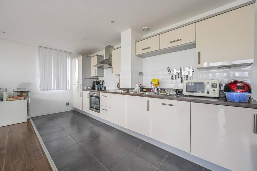 Panoramic Tower, Poplar, London, E14 2 bed flat to rent - £2,319 pcm (£535 pw)