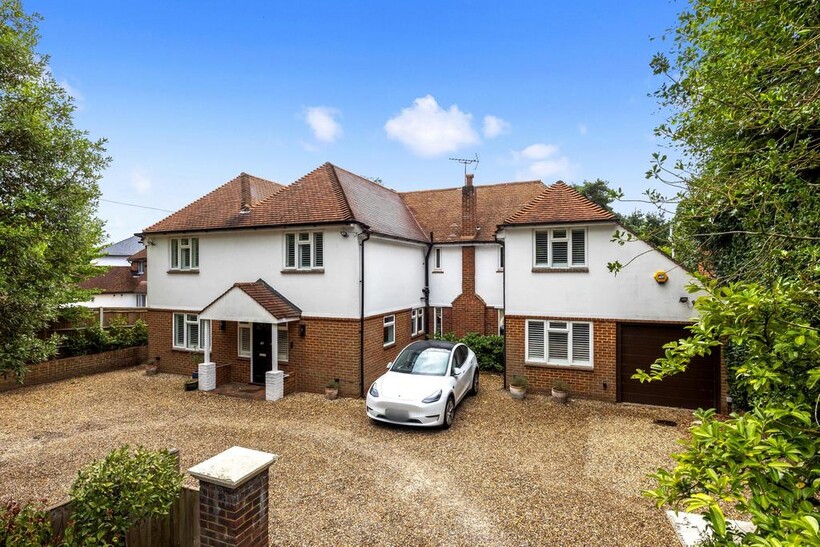 Miles Lane, Cobham, Surrey, KT11 5 bed detached house to rent - £8,400 pcm (£1,938 pw)