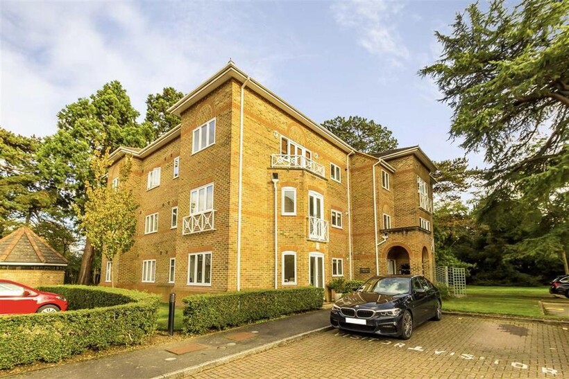 Trematon Place, Teddington TW11 2 bed flat to rent - £2,095 pcm (£483 pw)