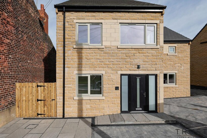 Wakefield Road, Drighlington, BD11 4 bed detached house to rent - £2,450 pcm (£565 pw)