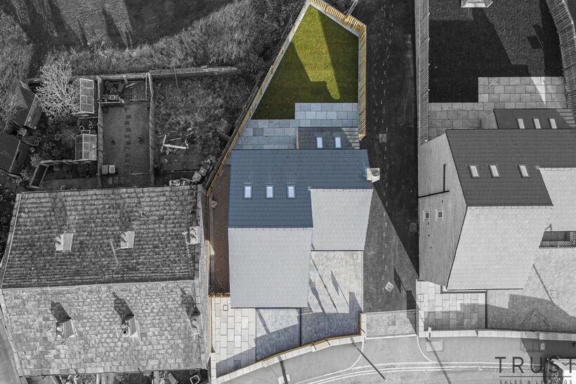 Wakefield Road, Drighlington, BD11 4 bed detached house to rent - £2,450 pcm (£565 pw)